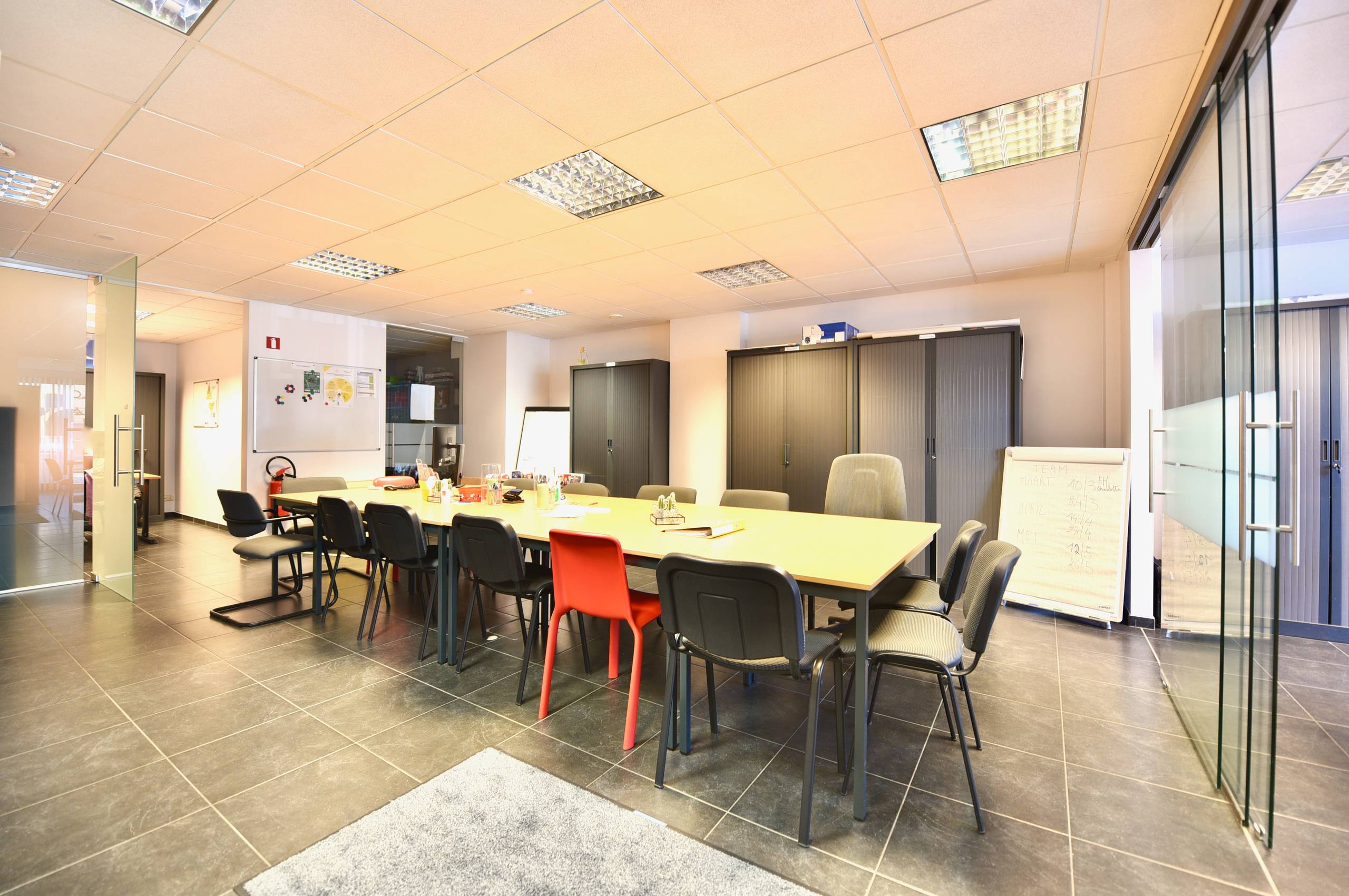 Handelsruimte met 3 privatieve parkeerplaatsen, kitchenette en sanitair voor 1.250 EUR/mnd - foto 2