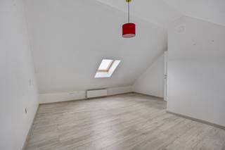 <strong>Te koop: woning met potentieel in Tienen</strong><br />
<p>Ontdek deze <strong>ruime woning met 2 slaapkamers</strong> (mogelijkheid tot 3 via de vernieuwde zolder) en een <strong>bewoonbare oppervlakte van 131 m²</strong>. De renovatiewerken zijn reeds deels uitgevoerd:</p>
<ul>
<li>
<p>De <strong>zolderverdieping</strong> is volledig vernieuwd.</p>
</li>
<li>
<p>Op de <strong>eerste verdieping</strong> werden de badkamer en een slaapkamer al onder handen genomen.</p>
</li>
</ul>
<p>De leefruimte en keuken wachten nog op een frisse update, waardoor u de kans krijgt om deze volledig naar eigen smaak in te richten. Vanuit de keuken heeft u toegang tot een <strong>veranda, een groot terras</strong> en de <strong>ruime garage</strong> achteraan. Bovendien is er een handige doorgang via de achterliggende straat. Er is ook een kelderberging.</p>
<p>Extra troef: er loopt momenteel een <strong>aanvraag voor het bouwen van een bijkomende woning achteraan het perceel</strong>.</p>
<p>Bent u op zoek naar een <strong>degelijk huis met veel mogelijkheden en een uitstekende ligging in Tienen</strong>? <br /><br />Aarzel dan niet en contacteer ons vandaag nog op <strong>016 56 56 14</strong> of via <strong>info@immogve.be</strong></p>