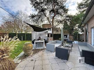 <p><span>Deze prachtige villa gelegen op de rand van het natuurgebied Gerhagen op 2km van het centrum van Tessenderlo is gelegen op een grondoppervlak van 1529 m². </span></p><p><span>Deze woning biedt een indrukwekkende bewoonbare oppervlakte van 332 m² en is voorzien van 4 ruime slaapkamers (5 mogelijk) en 2 stijlvolle badkamers, perfect voor een groot gezin of om gasten te ontvangen.</span></p><p><span> </span></p><p><span>Bij aankomst wordt u begroet door een uitnodigende oprijlaan en een prachtig aangelegde tuin die privacy en rust verzekeren. De voortuin is een groen paradijs en biedt een idyllische eerste indruk.</span></p><p><span> </span></p><p><span>Binnenin vindt u een royale inkomhal die overloopt in een ruime en elegante leefruimte. Deze ruimte is voorzien van grote ramen die voor een overvloed aan natuurlijk licht zorgen. De leefruimte is smaakvol ingericht en leidt naar een aparte eetkamer, ideaal voor feestelijke diners.</span></p><p><span> </span></p><p><span>De keuken is modern ingericht en uitgerust met alle nodige toestellen, wat koken tot een plezier maakt. Van hieruit heeft u een prachtig uitzicht op de tuin, die perfect is voor buiten dineren met een stijlvolle patio gevoel.</span></p><p><span> </span></p><p><span>De eerste verdieping bevindt een luxueuze masterbedroom met een eigen dressing. De overige slaapkamers zijn ruim en veelzijdig in gebruik, met een slaapkamer die uitkomt op een charmant terras, perfect voor het ontwaken op een zomerochtend.</span></p><p><span> </span></p><p><span>Extra voorzieningen zijn onder andere twee ruime garages, ideaal voor autoliefhebbers of extra opslag. De kelder is droog en netjes afgewerkt, wat voor extra opslagruimte zorgt.</span></p><p><span> </span></p><p><span>Dit huis belichaamt stijl en comfort en is omgeven door een weelderige tuin, wat bijdraagt aan de landelijke charme. Een pareltje voor wie op zoek is naar een mix van luxe en sereniteit. Mis deze unieke kans niet!</span></p><p><span> </span></p><p><span>TIP in drie stappen naar een EPC met label A/B :</span></p><p><span>- Plaats voor 4.000 Wp aan zonnepanelen = EPC 353kwh/m2 </span></p><p><span>- Plaats bijkomend 20 cm mineraal wol = EPC 309kwh/m2  </span></p><p><span>- CV op stookolie vervangen door gas =  EPC 245kwh/m2 of label C</span></p><p><span>- CV op stookolie vervangen door warmtepomp =  EPC 200kwh/m2 of label A of B</span></p><p><span> </span></p><p><span>Bel Immo Diest 013/31.25.22, wij helpen u verder met de glimlach.</span></p>