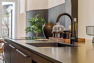 Dit prachtig gerenoveerde herenhuis, gelegen in de gewilde Zurenborg wijk, combineert authentieke charme met modern comfort. Bij binnenkomst wordt u verwelkomd door de originele mozaïektegels die de sfeer van weleer behouden. De ruime, gloednieuwe keuken is voorzien van alle moderne gemakken en biedt een gezellige eetplaats. Vanuit de keuken heeft u toegang tot het terras en de stadstuin, een oase van rust in het hart van de stad.<br /><br />Op de begane grond bevindt zich ook een praktische badkamer/wasruimte , evenals een apart toilet. Op de halve verdieping vindt u een tweede badkamer, eveneens met een apart toilet, perfect voor het gemak van het hele gezin.<br /><br />De eerste verdieping herbergt twee ruime slaapkamers, terwijl de tweede verdieping nog eens twee grote slaapkamers biedt. Op de derde verdieping is er een veelzijdige ruimte die perfect kan dienen als speelkamer, family room of een extra slaapkamer.<br /><br />Bovendien beschikt het huis over een kelder, ideaal voor extra bergruimte of als opslagruimte voor diverse spullen.<br /><br />De Zurenborg wijk staat bekend om zijn unieke mix van architectuur, gezellige cafés en restaurants, en groene stadsplekken. Het is een rustige, maar levendige buurt die alles biedt wat u nodig heeft voor comfortabel stadsleven, met een centrale ligging nabij het treinstation en de belangrijkste uitvalswegen. Deze buurt is een van de meest gewilde plekken in Antwerpen, met zijn charmante straatbeeld en de warme, gemeenschapsgerichte sfeer.