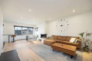 Te huur! Dit lichte en ruime appartement combineert comfort met een praktische en moderne indeling:- Open leefruimte met keuken: volledig uitgerust...