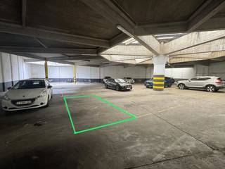 Overdekte autostaanplaats in centrum Lier , vlakbij de Grote Markt, Antwerpsestraat en het station.Deze makkelijk toegankelijk, ruim en lichtrijke...