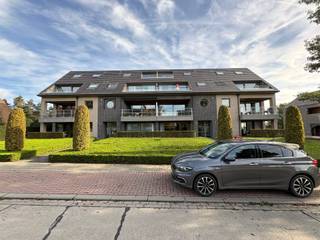 <p>Ontdek dit aangename appartement met 2 slaapkamers, gelegen aan de Statiestraat 25 in Passendale. Dankzij de uitstekende EPC-score A combineert dit pand comfortabel wonen met een energiezuinige levensstijl.</p>

<p>De ruime en lichtrijke leefruimte geniet dankzij de grote raampartijen van een aangename natuurlijke lichtinval en geeft rechtstreeks toegang tot het balkon, waar je kunt genieten van het mooie uitzicht en een fijne buitenruimte. Aansluitend bevindt zich de praktische keuken, voorzien van de nodige toestellen. Verder beschikt het appartement over twee volwaardige slaapkamers, ideaal voor een gezin, een koppel of wie graag over een extra kamer beschikt. De moderne badkamer is uitgerust met een ligbad en douche en biedt bovendien plaats voor een wasmachine.</p>

<h3>Troeven</h3>

<ul><li>
	<p>2 volwaardige slaapkamers</p>
	</li><li>
	<p>Uitstekende EPC-score A</p>
	</li><li>
	<p>Lichtrijke leefruimte</p>
	</li><li>
	<p>Grote raampartijen</p>
	</li><li>
	<p>Aangenaam balkon met mooi uitzicht</p>
	</li><li>
	<p>Praktische keuken met toestellen</p>
	</li><li>
	<p>Moderne badkamer met ligbad en douche</p>
	</li><li>
	<p>Plaats voor een wasmachine</p>
	</li><li>
	<p>Geschikt voor eigen bewoning én als investering</p>
	</li><li>
	<p>Gelegen in Passendale</p>
	</li></ul>

<p> </p>