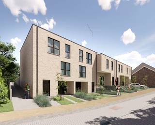 Ontdek deze stijlvolle en energiezuinige nieuwbouwwoning, gerealiseerd door Durabrik, gelegen aan de Romeinsesteenweg in Vilvoorde. Deze eigentijdse woning combineert een doordachte indeling, kwalitatieve afwerking en een uitstekende oriëntatie op een perceel van 199 m².Bij het betreden van de woning komt u terecht in een ruime inkomhal. Op het gelijkvloers bevinden zich tevens een praktische garage en een berging, ideaal voor extra opslagruimte en dagelijks comfort.De eerste verdieping vormt het hart van de woning. Hier geniet u van een lichtrijke woonkamer met aangename leefruimte, een moderne keuken, een aparte wasplaats, een gastentoilet en een nachthal die zorgt voor een vlotte verbinding tussen de verschillende ruimtes.Op de tweede verdieping bevinden zich drie volwaardige slaapkamers, waarvan de derde slaapkamer beschikt over een handige dressing. Verder vindt u hier een comfortabele badkamer, een apart toilet en een technische ruimte.Buiten geniet u van een aangename tuin met zuidoostelijke oriëntatie, waardoor u optimaal profiteert van de ochtend- en middagzon. Het perceel van 199 m² biedt voldoende ruimte om te ontspannen, te tuinieren of gezellige momenten door te brengen met familie en vrienden.Bestuursmaatregelen in het maatregelenregister: in aanvraag