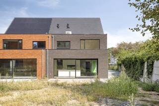 Deze halfopen-nieuwbouwwoning staat te koop nabij het centrum van Lichtaart. Het huis heeft een bewoonbare oppervlakte van ca. 280m² en staat op...