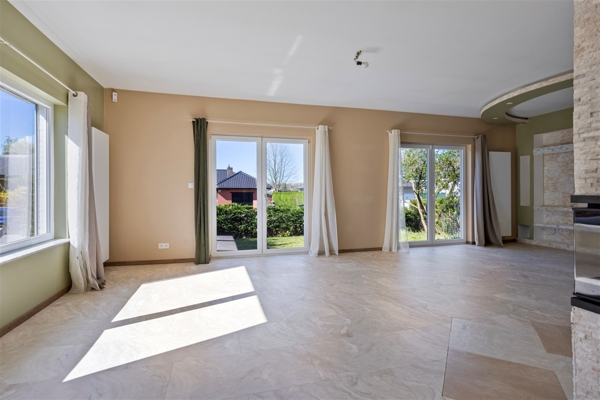 Ruime gerenoveerde villa met 4 slaapkmaers in residentiele wijk - foto 5