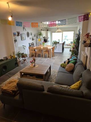 Deze aantrekkelijke lichtrijke woning heeft een ideale ligging, MET GARAGE. Dicht bij verschillende winkels, scholen, het stadscentrum en de E17...