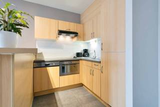 <p><span> </span></p><p><span>Gemeubileerd studio-appartement in Evere.</span></p><p><span> </span></p><p><span>Ideaal als investering, pied à terre of eerste aankoop, dit gemeubileerde studio-appartement van 42 m² is gelegen op het gelijkvloers en heeft een mooi terras met zicht op de tuin. </span></p><p><span>Ideaal voor wie op zoek is naar een rustige buurt in Brussel en dichtbij de NAVO en belangrijke zakencentra zoals Genève, Da Vinci en Hermes.</span></p><p><span> </span></p><p><span>In de open leefruimte is er een uitgeruste keuken met kookplaat en dampkap, een vaatwasser, een koelkast en een ingebouwde oven. </span></p><p><span> </span></p><p><span>De slaapkamer, grenzend aan de leefruimte, biedt voldoende ruimte voor een tweepersoonsbed en kasten. De badkamer is mooi afgewerkt en uitgerust met een moderne douche, wastafel en toilet.</span></p><p><span> </span></p><p><span>Extra troef is de handige en comfortabele aparte werkhoek, ideaal voor thuiswerkers of voor het inrichten van een hobbyruimte. </span></p><p><span> </span></p><p><span>Deze goed onderhouden, comfortabele studio appartement heeft een gemakkelijke toegang tot de Brusselse ring en het openbaar vervoer: station Evere, bus en tram op slechts een paar honderd meter.</span></p><p><span>E 40 is op geen 2 km en de Meiserplaats op 1.5 km.  Allerlei winkels en supermarkten in een straal van 1 km.</span></p><p><span> </span></p><p><span>Plan nu je bezichtiging op info@ap-p.be of door te bellen naar 078 /48 47 00.</span></p><p><span>De beelden zijn ter illustratie en niet specifiek van deze  flat.</span></p><p><span> </span></p><p><span> </span></p>