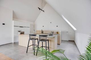 Wonen in Residentie Zuydpoort – rustig én centraal in Veurne<br /><br />Op een toplocatie langs de Ieperse Steenweg 6 in Veurne, op wandelafstand van de Grote Markt, winkels, het stadspark en de jachthaven, vindt u Residentie Zuydpoort. Dit aangename en discreet gelegen woonerf combineert vlotte bereikbaarheid met maximale privacy. Een extra doorgang biedt bovendien directe toegang tot het Rozebrugpad, een charmant wandel- en fietspad langs het water.<br /><br />Deze penthouse (135 m²) is gelegen op de bovenste verdieping en beschikt over 3 slaapkamers en gezellige terrassen (35 m²). Voorzien van een zeer kwalitatieve keuken en lichtrijke leefruimte.<br /><br />Alle appartementen zijn hoogwaardig afgewerkt met onder meer keukens van Kaster, parketvloer, vloerverwarming en een energiezuinig ventilatiesysteem (C+). Dankzij een E-peil van maximaal E35 geniet u bovendien van een lage energiefactuur en een duurzaam wooncomfort.<br /><br />In de ondergrondse verdieping vindt u parkeerplaatsen en garages, en bovengronds nog een gemeenschappelijke fietsenstalling en afvalberging – alles voor een zorgeloos dagelijks leven.<br /><br />Interesse? Maak vandaag nog een vrijblijvende afspraak en ontdek zelf het comfort en de kwaliteit van Residentie Zuydpoort. Ideaal voor eigen gebruik of als slimme investering.