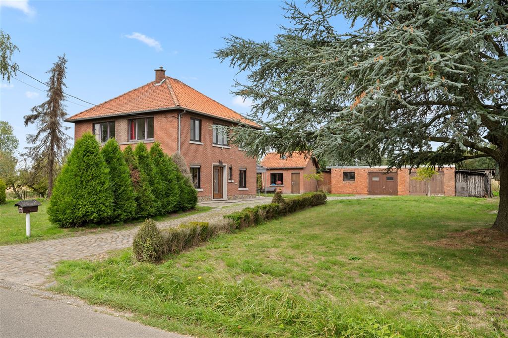 Woning met bijgebouwen op ca. 1,7ha te Nieuwkerken-Waas - foto 1