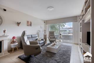 [[ DIT PAND NEEMT DEEL AAN DE ERA OPEN HUIZEN DAG OP 6/12 VAN 16:00 TOT 17:00 ]]Dit recent en luxueus afgewerkt appartement op de eerste verdieping...