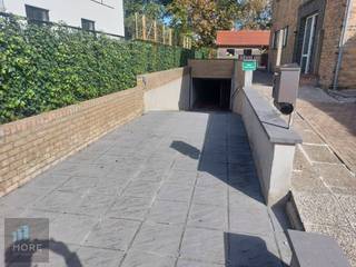 <br />Individuele en privatieve garagebox gelegen in de omgeving van Cultuurcentrum Scharpoord. Zeer gemakkelijk in en uit te rijden.<br /><br /><br /><span><strong>Tehuurstelling onder voorwaarden; Zie www.more.be, "bijlagen" en onder voorbehoud van beschikbaarheid.</strong></span><br />