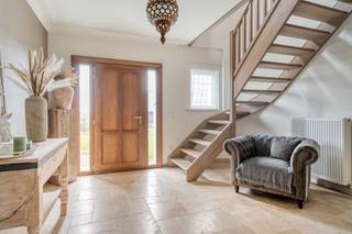 Welcome to Pontweg, in Lede (Oordegem) – This villa is ideal for those who love nature and animals. It is equipped with stables, an outdoor...