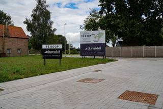 Op deze bouwgrond van 497 m² (lot 5) krijg je de mogelijkheid om uw droomvilla op maat te creëren. Hij is gelegen in een doodlopende straat in...