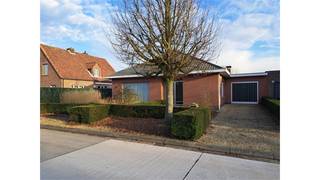 Een gelijkvloerse woning bestaande uit een inkomhal, ruime woonkamer, keuken, 2 slaapkamers, badkamer, wasplaats, inpandige garage, tuintje...