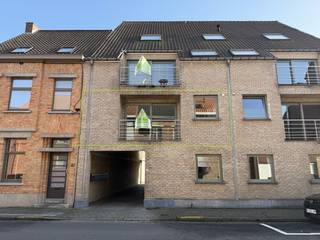Ben je op zoek naar een ruim en comfortabel appartement op een centrale locatie in Roeselare? Dit eigendom in de kleinschalige residentie "HUVO" combineert een gunstige ligging met een praktische indeling en veel natuurlijk licht!<br /><br /><strong>Ligging: </strong>Het appartement geniet van een topligging in het centrum van Roeselare. Winkels, gezellige horeca en openbaar vervoer bevinden zich op wandelafstand. Dankzij de vlotte aansluiting op de E403 is ook de bereikbaarheid uitstekend. Ideaal voor wie centraal wil wonen met alle faciliteiten binnen handbereik.<br /><br /><strong>Indeling van het appartement:</strong><br />Het appartement bevindt zich op de eerste verdieping en biedt een functionele indeling. <br />De inkomhal leidt naar de lichte woonkamer met open keuken en handige berging. Vanuit de leefruimte heb je toegang tot het voorliggende terras, waar je heerlijk buiten kan vertoeven.<br />Er zijn twee volwaardige slaapkamers, waarvan één met directe toegang tot het achterliggende terras. De badkamer is voorzien van een lavabomeubel, ligbad en aansluitingen voor wasmachine en droogkast.<br />Achter het gebouw is er een afgesloten garagebox, optioneel mee aan te kopen voor €25.000.<br /><br /><strong>Technische kenmerken:</strong>
<ul>
	<li>Centrale verwarming op aardgas.</li>
	<li>PVC-ramen met dubbele beglazing.</li>
	<li>Conforme elektriciteit. </li>
	<li>EPC-label B (120 kWh/m²/jaar).</li>
</ul>
<strong>Extra troeven:</strong>

<ul>
	<li>Kleinschalige en verzorgde residentie.</li>
	<li>Instapklaar en energiezuinig wonen.</li>
	<li>Centrale ligging met alle voorzieningen dichtbij. </li>
	<li>Mogelijkheid tot aankoop van een afgesloten garagebox.</li>
	<li>Twee aangename terrassen.</li>
</ul>
Benieuwd om dit appartement te ontdekken? Neem gerust contact op met ons kantoor voor meer info of om een bezoek te plannen via 051/201 400.