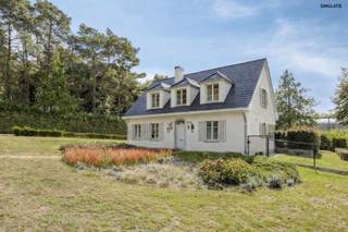 <strong>Uiterst rustig gelegen in het gegeerde Hoog Linden ontdekken we deze charmante villa op een prachtig perceel van maar liefst 14,4 are.</strong><br /><br />Het gelijkvloers werd kwalitatief gerenoveerd. De inkomhal met inbouwkast en gastentoilet is voorzien van travertin tegels. De lichtrijke leefruimte met parketvloer en inbouwhaard baadt in het licht en sluit aan op de volledig uitgeruste keuken met steentapijt vloer, marmeren werkblad, Lacanche fornuis en gezellige eethoek.<br /><br />Op de eerste verdieping bevinden zich drie slaapkamers en een badkamer met ligbad, douche, dubbele lavabo en toilet. Het dak werd volledig vernieuwd en de zolder biedt extra opbergruimte. De woning is volledig onderkelderd, met plaats voor twee wagens, een wasplaats en bijkomende bergruimte.<br /><br />Buiten geniet je in alle rust van de groene omgeving. Dankzij de zonnige oriëntatie en het terras is dit de ideale plek om te ontspannen in volledige privacy.<br /><br /><strong>Interesse? Contacteer Anne-Leen 0495/138.111 of mail anne-leen@immogve.be</strong>