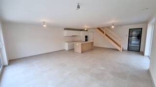 <strong>Halfopen nieuwbouwwoning te koop – Monica Vancloosterstraat, Roeselare (Beveren)</strong><br /><br />Deze moderne<strong> halfopen nieuwbouwwoning </strong>maakt deel uit van een stijlvol nieuwbouwproject in de rustige Monica Vancloosterstraat te Roeselare (Beveren).<br />Met een perceel van <strong>281 m²</strong> en een doordachte indeling biedt deze woning comfort, ruimte en energiezuinig woonplezier.<br /><br /><strong>Indeling gelijkvloers</strong><br />Via de inkomhal kom je binnen in de <strong>lichtrijke leefruimte met open keuken</strong>, ontworpen voor maximaal licht en een ruimtelijk gevoel. Aansluitend bevindt zich een <strong>grote berging van 9 m²</strong>, ideaal als voorraad- of wasruimte.<br />De woning beschikt verder over een <strong>tuinberging, carport, ruime oprit, terras</strong> en een aangelegde tuin — perfect om meteen zorgeloos te genieten van je nieuwe thuis.<br /><br /><strong>Indeling verdieping</strong><br />Op de bovenverdieping vind je een functionele <strong>nachthal</strong>, die ook de mogelijkheid biedt om een <strong>bureau of werkhoek</strong> te creëren.<br />Daarnaast zijn er <strong>drie slaapkamers</strong> (21 m², 12 m² en 12 m²) en een volledig uitgeruste badkamer met<strong> inloopdouche, ligbad en dubbel lavabomeubel</strong>. Een <strong>afzonderlijk toilet </strong>en bovenberging maken deze verdieping volledig.<br /><br /><strong>Energiezuinig &amp; modern</strong><br />Zoals de andere woningen in het project is ook deze woning <strong>energiezuinig </strong>(E-peil ≤ 30) en uitgerust met <strong>zonnepanelen</strong>, een <strong>warmtepomp </strong>en <strong>vloerverwarming</strong>.<br />Dankzij deze technieken geniet je van een laag energieverbruik en een toekomstgerichte woning.<br /><br /><strong>Topligging</strong><br />De woning ligt in een rustige, nieuwe woonomgeving in Beveren (Roeselare), met:
<ul>
	<li><strong>Snelle verbinding naar de E403</strong> (Brugge – Kortrijk)</li>
	<li><strong>Vlotte bereikbaarheid van het centrum van Roeselare</strong></li>
	<li>Winkels, scholen en sportfaciliteiten in de buurt</li>
	<li>Een kindvriendelijke woonomgeving met groene accenten</li>
</ul>
<br /><strong>Prijs: € 383.812 excl. kosten</strong><br /><strong>Perceel: 281 m²</strong><br /><br />* Foto's binnenzijde van een gelijkaardige woning *<br /><br />Neem contact voor een vrijblijvend bezoek via <strong>051 21 11 11</strong> of <strong>matias@imfiro.be</strong>