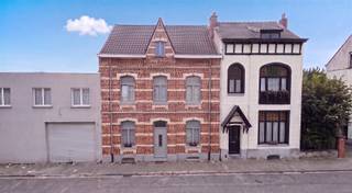 <p>Dit karaktervolle herenhuis, gelegen op een gegeerde en uiterst centrale locatie in Kortenberg, biedt met zijn ca. 290 m² woonoppervlakte en veelzijdige indeling over twee verdiepingen een uitzonderlijk potentieel voor gezinnen en liefhebbers van ruime woningen! Het gelijkvloers omvat een inkomhal, gastentoilet, eerste slaapkamer/bureau, woonkamer, eetkamer, keuken en veranda met rechtstreekse toegang tot de volledig omheinde en zuidwestelijk georiënteerde tuin, waar u vanaf de middag volop van de zon kunt genieten. Op de eerste verdieping bevinden zich drie slaapkamers, een dressing/polyvalente kamer, nachthal, badkamer, wasplaats en tweede toilet. De tweede verdieping omvat nog twee bijzonder ruime slaapkamers elkeen een mezzanine ideaal als extra opberg- of polyvalente ruimte, etc.. De woning is grotendeels onderkelderd en beschikt over vier ruime kelders, die naar eigen behoefte kunnen worden ingericht en gebruikt. Bijkomende troeven zijn de zonnepanelen met groene stroomcertificaten en de vele mogelijkheden die de ruime en flexibele indeling biedt. Parkeergelegenheid bevindt zich in de onmiddellijke omgeving. Bovendien geniet deze woning van een uitstekende ligging op korte wandelafstand van het openbaar vervoer (trein en bus), de dorpskern met winkels, het bos van Kortenberg en diverse sportfaciliteiten. Een ruime en karaktervolle woning met tal van mogelijkheden, een zonnige tuin en een uitstekende ligging! </p>