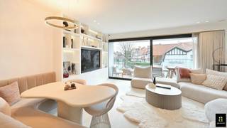 Subliem appartement in een nieuwbouwresidentie op een triple A ligging met overdekt zonneterras, genietend van prachtige open zichten op het groen en de villa's van het Zoute. Indeling: Inkomhal met vestiaire en gastentoilet. Lichtrijke leefruimte met zonneterras en open zichten op de villa's en het groen. Eetplaats met op maat gemaakte zitbank. Open keuken met Miele toestellen. Masterbedroom met dressing en aansluitend luxueuze douchekamer in marmer. Tweede volwaardige slaapkamer met aansluitend douchekamer. Beide slaapkamers geven toegang tot het terras achteraan. Praktische berging met aansluiting voor wasmachine en droogkast. Privatieve kelder. Afwerking: vloerverwarming, messing kranen, Italiaanse marmer, parket, ... Mog. overnemen huurcontract ruime garagebox aan de overkant van de residentie. Appartement met hoogstaande afwerking gelegen in het hart van het Zoute met mooi zichten en een groot zonneterras. Recente nieuwbouwresidentie met EPC = A.