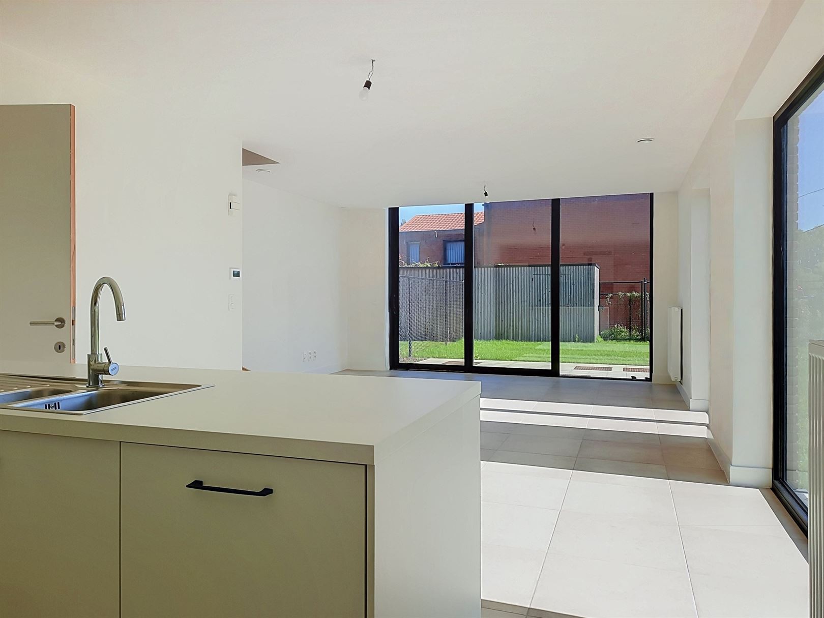 Luxueuze nieuwbouw villa met grote tuin, 2 autostaanplaatsen en 12 zonnepanelen - foto 4