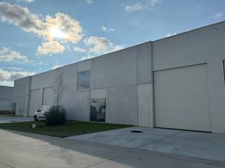 In de nieuwe KMO-zone De Stip te Harelbeke bieden wij een afgewerkte loods van 360m² aan, ideaal voor ambachtelijke of groeiende ondernemingen. <br />De site is vlot bereikbaar via de E17 en belangrijke invalswegen, wat zorgt voor een uitstekende logistieke ligging. <br /><br />De loods is instapklaar en uitgerust met water- &amp; driefasige elektrische aansluiting, een regenwaterput van 10.000L en geautomatiseerde poort. Elektriciteit en water zijn reeds aangesloten, verdeling in de loods dient nog zelf te gebeuren. <br />Drie private parkeerplaatsen zijn inbegrepen. <br /><br />Op zoek naar een efficiënte bedrijfsruimte op een toplocatie? <br />Contacteer ons dan vandaag voor meer informatie of een bezoek!