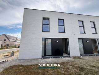 Nieuwbouwwoning met 3 slaapkamers en tuin gelegen in rustige, nieuwe wijk!Deze moderne nieuwbouwwoning, gelegen in het Kloppershof te Opwijk, combineert een hedendaagse architectuur met een stijlvolle afwerking en een praktische indeling. Dankzij de grote raampartijen geniet de woning van een overvloed aan natuurlijk licht en een aangename verbinding met de tuin.Op het gelijkvloers bevindt zich de inkomhal met vestiaire en afzonderlijk gastentoilet. De ruime leefruimte biedt plaats aan een gezellige zithoek en eetplaats en sluit naadloos aan op de moderne, open keuken met kookeiland. Via de grote raampartijen heeft u rechtstreeks toegang tot het terras en de tuin. Verder beschikt deze verdieping over een praktische wasberging.De eerste verdieping omvat drie slaapkamers en een ruime badkamer, uitgerust met zowel een ligbad als een inloopdouche en een dubbele wastafel. Daarnaast zijn er een afzonderlijk toilet en een extra berging aanwezig.Ook buiten biedt deze woning heel wat mogelijkheden. De tuin met terras vormt een aangename plek om te ontspannen, terwijl de carport (wordt nog geïnstalleerd) naast de woning voor extra gebruiksgemak zorgt.De woning bevindt zich momenteel in de laatste afwerkingsfase en zal binnenkort volledig klaar zijn voor haar eerste bewoners!Karakteristieken•Nieuwbouwwoning met hedendaagse architectuur•3 slaapkamers•Lichtrijke leefruimte met grote raampartijen•Moderne open keuken met kookeiland•Badkamer met ligbad, inloopdouche en dubbele wastafel•2 afzonderlijke toiletten•Praktische wasberging en extra berging•Tuin met terras•Parkeergelegenheid naast de woning onder carport•Verwarming via warmtepomp•ZonnepanelenEPB in opmaak. Onmiddellijk beschikbaar. 3 maanden huurwaarborg.