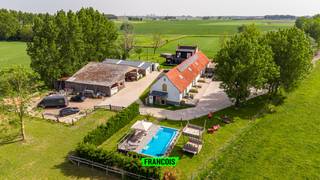 Deze uitzonderlijke eigendom, gelegen op een ruim perceel van maar liefst 7.584 m², omvat twee volledig gerenoveerde woningen: een comfortabel woonhuis en een vergunde vakantiewoning (was B&B) met een capaciteit tot 21 personen. Beide gebouwen ondergingen een grondige totaalrenovatie waarbij werkelijk alles werd vernieuwd, met bijzondere aandacht voor energiezuinigheid en hedendaags wooncomfort.<br /><br />Het woonhuis werd uitgerust met hoogrendementsbeglazing, uitgebreide isolatie (vloer, muren en dak), energiezuinige zonnepanelen en beschikt over aangename vloerverwarming die zorgt voor een optimaal wooncomfort. Daarnaast beschikt de woning over een nieuwe regenwaterput van 20.000 liter, aangevuld met een bestaande put van 10.000 liter. <br /><br />Binnenin de woning vindt u een praktische wasberging, een zonnig terras aansluitend aan de woning, en een doordachte indeling met op het gelijkvloers een slaapkamer met eigen badkamer en op de verdieping twee zeer ruime slaapkamers met een gedeelde badkamer.<br /><br />De vakantiewoning, waarvan de renovatiewerken werden opgestart in 2019, werd eveneens volledig aangepakt volgens de nieuwste normen. De imposante schuur met een lengte van 47 meter werd volledig omgevormd en geïsoleerd (vloer, wanden en dak), voorzien van hoogrendementsglas en uitgerust met zonnepanelen. <br /><br />Deze vakantiewoning beschikt over vijf ruime kamers, elk met een eigen badkamer, een zonneterras en een slaapkamer op de bovenverdieping, en is officieel vergund voor het verblijf van 21 personen. Het energieprestatiecertificaat (EPC) behaalt een uitstekende score van label A(60!).<br /><br />Verder is er een verwarmd buitenzwembad aanwezig, aangedreven door een warmtepomp, wat het geheel extra aantrekkelijk maakt voor toeristische exploitatie. De regenwatercapaciteit bij de vakantiewoning bedraagt maar liefst 40.000 liter en wordt aangevuld met een buffertank van 2.000 liter die de woning van water voorziet.<br /><br />De elektriciteit werd in beide woningen volledig vernieuwd, conform gekeurd en voldoet aan alle hedendaagse normen, inclusief de verplichte brandalarminstallatie volgens de regelgeving van Toerisme Vlaanderen.<br /><br />De centrale verwarmingsinstallatie in de vakantiewoning is bovendien uitgerust met slimme thermostatische kranen die op afstand bedienbaar zijn. Dankzij het maximale aantal toegelaten zonnepanelen, verdeeld over twee omvormers, zijn de energiekosten bijzonder laag en wordt er nagenoeg geen elektriciteit meer aangekocht.<br /><br />Tot slot beschikt het perceel nog over een vergunde loods en een open schuur, wat extra mogelijkheden biedt voor opslag, hobby’s of professionele activiteiten.<br /><br />Deze eigendom vormt een unieke opportuniteit voor wie op zoek is naar een instapklare woonst gecombineerd met een rendabele en volledig uitgeruste vakantiewoning. Voor bijkomende informatie of een bezoek kunt u steeds contact opnemen met Inti op inti@immofrancois.be of 0499 74 89 74.<br /><br />