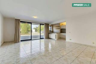 Wie zoekt naar het comfort van gelijkvloers wonen op een centrale en levendige locatie in Oostkamp, vindt in de Rustoordstraat een uitstekende eigendom. Dit appartement combineert een ligging midden in het centrum met een verrassend ruime indeling, een zonnige tuin en de mogelijkheid tot het aankopen van een private garagebox.<br /><br />In de royale leefruimte staat het nuttige volume centraal. U richt de kamer gemakkelijk in met zowel een ruime zithoek als een eethoek. De moderne open keuken (reeds vernieuwd) maakt direct deel uit van de leefruimte en is efficiënt ingericht voor optimaal dagelijks gebruiksgemak.<br /><br />Het appartement beschikt over 2 volwaardige slaapkamers. Daarnaast is er een handige extra kamer aanwezig die flexibel in te zetten is als thuiskantoor, dressing of hobbyruimte. De badkamer is uitgerust voor optimaal comfort en in de inkomhal bevindt zich een afzonderlijk gastentoilet.<br /><br />Een van de grote pluspunten van dit appartement is de directe toegang tot het terras en de aansluitende tuin. Dit biedt een mooie buitenruimte midden in de gemeente, ideaal om buiten te eten of te ontspannen. De optie om een private garagebox aan te kopen zorgt bovendien voor gegarandeerde parkeergelegenheid en nuttige opbergruimte voor fietsen en materiaal.<br /><br />De ligging langs de Rustoordstraat betekent dat alle dagelijkse voorzieningen vlakbij zijn. Supermarkten, lokale winkels, horeca, scholen en openbaar vervoer liggen allemaal op wandelafstand. Daarnaast garandeert de snelle aansluiting op de E40 en E403 een uitstekende bereikbaarheid richting Brugge, Gent en de kust. Een praktische en centrale uitvalsbasis voor wie ruim wil wonen in het hart van Oostkamp.<br /><br />De eigendom wordt aangeboden via de Power-sale formule. Van 15/09/2026 om 17:00 tot 09/10/2026 om 18:00 kan u het appartement op afspraak komen bezichtigen en een bod uitbrengen. De vermelde prijs is een instelprijs. Voor meer info, gelieve contact op te nemen met de dossierverantwoordelijke.<br /><br />Bestuursmaatregelen in het maatregelenregister: nee