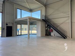 <p><span>Nieuwe KMO-unit met uitstekende zichtbaarheid en verbindingsmogelijkheden.</span></p><p><span>Oppervlakte 240 m² (12 m x 20 m) met een vrije hoogte van 6 meter.</span></p><p><span>Ideaal om jouw zaak te vestigen.</span></p><p><span> </span></p><p><span>Deze hoek-unit heeft veel lichtinval en is voorzien van een platform van 20m².</span></p><p><span>Verder is deze uitgerust met een toilet, uitgietbak, stalen trap, voldoende stopcontacten en verlichting.</span></p><p><span>eveneens zijn laadpaal, zonnepanelen en waterput voorzien.</span></p><p><span> </span></p><p><span>Huurprijs is excl. BTW en excl. maandelijkse last van 120 EUR.</span></p><p><span> </span></p><p><span>Interesse? Contacteer ons via 016 15 31 15 of <span>info@immolivit.be</span></span><span> </span></p>