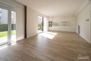 Dit ruime gelijkvloerse appartement bevindt zich in een rustige, nieuw aangelegde woonwijk in een doodlopende straat.<br />Het omvat een inkomhal; apart toilet; leefruimte; keuken met kasten, kookplaat, dampkap, oven, koelkast en vaatwasser; badkamer met spiegelkast, wastafel in meubel, douche en ruimte voor wasmachine en droogkast; 2 volwaardige slaapkamers; een tuin met terras en privatieve bergingsruimte.<br />Tot slot is er een optie om de garagebox te huren aan 120 EUR/maand.<br /><br />Gemeenschappelijke kosten: 120 EUR (onderhoud lift, gang en gemeenschappelijke tuin, minuterie, syndicus,...).<br />De nutsvoorzieningen zijn privatief.<br />Geschikt voor maximaal 4 personen.<br />Beschikbaar op 01/10/2026.<br /><br />Huurwaarborg bedraagt 3 maanden huur.<br />Plaatsbeschrijving door extern bedrijf met gedeelde kosten.<br /><br />Een bezoek ter plaatse kunt u enkel online reserveren op www.hansvastgoed.com.<br />Voor meer informatie, bezoek onze website www.hansvastgoed.com of neem contact op met info@hansvastgoed.com of +32 3 366 05 30.