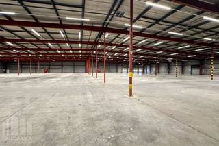 Bedrijfsgebouw met <strong> van 1.316 m² tot 11.730 m² magazijnruimte</strong> (kantoren optioneel).<br />Gelegen in Satenrozen, uitstekend bereikbaar via de E19, op 20 min van Antwerpen en 30 min van Brussel.<br /><br />De magazijnruimte heeft een vrije hoogte van 4 tot 8 meter en een vloerbelasting tot 5 ton/m², ideaal voor opslag en zwaar materieel.<br />Voor een vlotte logistiek zijn sectionaalpoorten en laad- en loskaden aanwezig. De kantoorruimtes zijn afgewerkt met tegels en tapijt voor extra comfort.<br /><br />Het pand beschikt over ruime parkeermogelijkheden, inclusief laadpunten voor elektrische voertuigen, en catering- en cafetariafaciliteiten voor het personeel.<br /><br />Contacteer<strong> PANORAMA B2B</strong> voor bijkomende informatie, plannen of een vrijblijvend plaatsbezoek <strong>0477 07 30 30.</strong>
