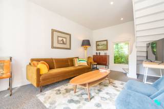 Deze exclusieve en volledig gemeubelde guesthouse is gelegen op het prestigieuze kasteeldomein Krombrugge, waar rust en elegantie elkaar ontmoeten. De guesthouse biedt een unieke combinatie van comfort, privacy en karakter, perfect voor wie op zoek is naar een bijzondere woonervaring in een groene omgeving De ligging is gunstig ten opzichte van winkel, autosnelwegen en openbaar vervoer. Indeling: inkomhal woon- en eetkamer en volledig geïnstalleerde keuken. Op de eerste verdieping bevindt zich de ruime slaapkamer met douchekamer en toilet. Privatieve voortuin, autostaanplaats en tuinberging aanwezig. Persoonlijk verbruik van EGW, internet en digitale televisie inbegrepen in de huurprijs. Domicilie plaatsen niet mogelijk. Troeven: binnen prachtig parkdomein | luxe-afwerking | uniek wonen. Arno (BIV 516 958) organiseert hiervoor de bezoeken, mits het maken van een afspraak. 09 277 02 53 | www.bordes.be