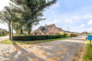 Deze vrijstaande woning werd in 1983 gebouwd op een goed georiënteerd perceel van 6a 40ca!De woning bestaat uit een inkomhal met een apart toilet,...