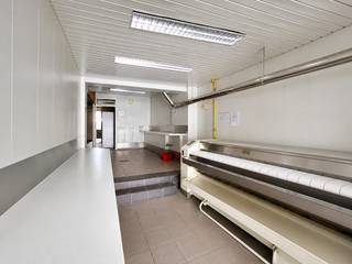 Op zoek naar een commercieel pand met potentieel op toplocatie? Deze handelsruimte van 127 m² in het centrum van Aarschot, gelegen aan de Leuvensestraat 30, geniet van een uitstekende visibiliteit en vlotte bereikbaarheid. <br /><br />Het pand dient opgefrist te worden, maar biedt dankzij de flexibele indeling tal van mogelijkheden voor uiteenlopende commerciële activiteiten. De laatste inrichting was als wassalon, maar het geheel leent zich perfect voor een nieuwe invulling. Een bijkomende troef is de bereikbaarheid via de achterzijde van het gebouw, wat praktisch is voor leveringen, personeel of klanten. Bovendien bestaat de mogelijkheid om één garagebox aan de achterzijde aan te kopen, wat extra comfort en parkeergelegenheid biedt in het centrum.<br /><br />Interesse in dit handelspand met veel potentieel op een sterke locatie? Contacteer Thomas via +32 499 22 99 24 of mail naar thomas@sophimo.be.
