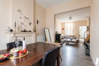 <strong>Rijwoning met 3 slaapkamers, diepe stadstuin en tal van uitgevoerde verbeteringen. Rustig gelegen nabij het centrum van Turnhout én op wandel- en fietsafstand van alle voorzieningen, winkels, scholen en openbaar vervoer! De woning werd op technisch vlak grondig aangepakt met onder meer een vernieuwd geïsoleerd dak, nieuw buitenschrijnwerk, geïsoleerde achtergevel, vernieuwde leidingen en een nieuwe condensatieketel. Goedgekeurde elektrische installatie en gunstige EPC-score van 114 kWh/m²/jaar (label B). <br /><br /></strong><span>Indeling</span>: Via de inkomhal krijgt u toegang tot de leefruimte, die is opgedeeld in een gezellige eetkamer en een zithoek. Achteraan bevindt zich de aparte keuken, uitgerust met een inductievuur met dampkap, spoelbak en voldoende kastruimte. Er is bovendien ruimte voorzien voor een gezellige ontbijthoek.<br /><br />Aansluitend bevindt zich achteraan de woning de badkamer, ingericht met een lavabo, toilet en ligbad.<br /><br />Op de verdieping bevinden zich drie volwaardige slaapkamers. <br /><br />Een absolute troef is de volledig omheinde stadstuin met westelijke oriëntatie. Hier geniet u van een aangename buitenruimte met voldoende privacy. Achteraan de tuin bevindt zich bovendien nog een praktische tuinberging.<br /><br /><strong>Doorheen de jaren werden reeds belangrijke structurele en energetische verbeteringen uitgevoerd. Zo werden onder andere het hellend dak en de isolatie vernieuwd, werd het buitenschrijnwerk vervangen, kreeg de achtergevel een isolerende buitenafwerking en werden de riolering en sanitaire leidingen vernieuwd. Ook de elektriciteit werd volledig vernieuwd en goedgekeurd. Daarnaast werd de vloer geïsoleerd en voorzien van een onderhoudsvriendelijke gepolierde betonvloer.</strong><br /><br /><span>Huurovereenkomst:</span><br />Beschikbaar mits inachtneming van de lopende huurovereenkomst. <span><strong>Deze is van start gegaan op 01/06/2024 met een duur van negen jaar</strong></span>. Voor eigen gebruik kan dit te allen tijde worden opgezegd mits het respecteren van een opzegperiode van 6 maanden.<br /><br /><span>Bijzonderheden:</span> <br />- Rustige ligging nabij het centrum van Turnhout<br />- Op wandel- en fietsafstand van winkels, scholen en openbaar vervoer<br />- 3 slaapkamers<br />- Volledig omheinde stadstuin met westelijke oriëntatie<br />- Vernieuwd geïsoleerd hellend dak<br />- Nieuw buitenschrijnwerk<br />- Geïsoleerde achtergevel met nieuwe buitenafwerking<br />- Vernieuwde riolering en sanitaire leidingen<br />- Vernieuwde elektriciteit (goedgekeurd)<br />- Geïsoleerde vloer met gepolierde betonvloer<br />- Nieuwe condensatieketel<br />- Gunstige EPC-score van 114 kWh/m²/jaar (label B)<br />- De woning is verhuurd voor 741,55 EUR /maand