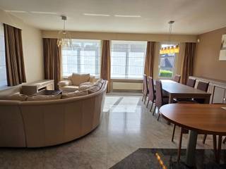 <p><span>RUIM EN KWALITATIEF APPARTEMENT 95M² MET 2 SLAAPKAMERS, WEST-GEORIËNTEERD TERRAS 11M² EN GARAGE<br />1ste verdieping - ligging in een kleinschalige residentie met vlotte bereikbaarheid via A12, N16 en N17</span></p><p><span> </span></p><p><span>Inkomhal (3,3 x 1,4m) / living met eetplaats en super-ingerichte open keuken (totale opp.: 37m²) / 2 slaapkamers (14m² (met toegang tot terras (11m²); 2,9 x 2,6m) / badkamer (2,9 x 1,9m) met dubbele wastafel, douche en wc / berging met was- en stookplaats.</span></p><p><span> </span></p><p><span>Garage (6,2 x 3,2m) op parking achter gebouw.</span></p><p><span> </span></p><p><span>Appartement is voorzien van raamdecoratie.</span></p><p><span> </span></p><p><span>Appartement is bewoonbaar door maximaal 3 personen.</span></p>