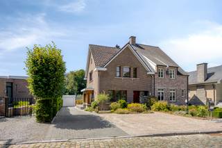 <p>Ben je opzoek naar een ruime woning met voldoende ruimte op een topligging?</p><p> </p><p>We bieden je graag deze leuke woning aan gelegen nabij het Kravaalbos op een gunstige locatie in Meldert met extra opslagruimte.</p><p>Belangrijke troeven: hernieuwbare energie (zonnepanelen), vernieuwingen doorheen de jaren, toplocatie, ...</p><p> </p><p>Bij het binnenkomen komen we in de inkomhal, die toegang geeft tot de lichtrijke en aangename leefruimte. Hier vinden we een gezellige eetplaats en een geïnstalleerde keuken met aansluitend een tweede zitruimte. Op het gelijkvloers bevinden zich daarnaast nog een praktische berging en een wasplaats.</p><p>Een absolute troef is het ruime zonneterras, waar je heerlijk kan genieten van de buitenlucht.</p><p> </p><p>Op de eerste verdieping bevinden zich twee slaapkamers en de badkamer. Via een vaste trap bereiken we de zolderverdieping, waar nog een derde slaapkamer is ingericht.</p><p> </p><p>Ook buiten heeft deze woning heel wat te bieden. Achteraan bevindt zich een ruime garage met aansluitend een polyvalente ruimte en voldoende extra bergruimte. Daarnaast beschikt de woning over een aangename tuin waar je in alle rust kan genieten.</p><p> </p><p><strong>Kortom: een ruime en veelzijdige woning met heel wat mogelijkheden, gelegen op een gunstige en groene locatie in Meldert.</strong></p>