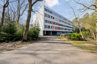 Gerenoveerd duplexappartement met 2 slaapkamers<br /><br />INDELING<br />1ste VERDIEPING<br />Inkomhal met gastentoilet<br />Vestiare onder trap<br />Woonkamer <br />Open keuken voorzien van een corian werkblad, een koelkast, inductiekookplaat, afzuigkap, combi-oven, afwasmachine en dubbele spoeltafel<br />Balkon met zicht op bosrijke omgeving<br /><br />2de VERDIEPING<br />Slaapkamer 1 (13m²)<br />Slaapkamer 2 (13m²)<br />2 bergingen<br />Badkamer voorzien van inloopdouche, badmeubel en toilet, aansluiting voor wasmachine.<br /><br />BUITEN<br />Overdekte parkeerplaats onder het gebouw. (Verplicht bij aan te kopen aan 20.000€)<br /><br />BIJZONDERHEDEN<br />Volledig gerenoveerd in 2026<br />Instapklaar<br />Lift aanwezig<br /><br />POSITIEVE ASPECTEN<br />Centrale maar rustige ligging.<br />Ideaal als opbrengsteigendom.<br />Snelle beschikbaarheid<br />EPC ‘C’<br />Elektriciteit conform