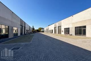 Nouvelle unité PME d'une superficie de 240 m² à louer, bénéficiant d'un emplacement exceptionnel le long de la zone commerciale Brusselbaan à Hekelgem (Affligem).<br /><br />L'espace de stockage est équipé d'une grande porte sectionnelle, d'une baie vitrée (3 m x 3 m), d'une verrière et d'une hauteur libre de 6 m, idéale pour le stockage/la production/l'atelier. De plus, l'entrepôt est équipé de services publics (eau, électricité et données), d'une salle de douche avec possibilité de raccordement à des toilettes. L'entrepôt fait partie de la phase III du projet de construction de PME « ID Park bis ».<br /><br />Installez votre entreprise dans l'ID Park bis, dans un emplacement extrêmement central et facilement accessible grâce à la proximité de l'E40 (6 min). <br />Présence de 3 places de parking privatives (incluses dans le prix). <br /><br />Contactez PANORAMA B2B pour des informations (techniques) complémentaires, des plans ou une visite sans engagement au 0477 07 30 30.