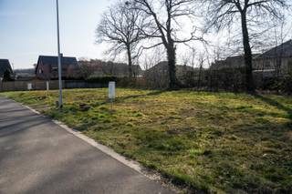 Een heerlijke, rustige plek voor jouw gezin? Dat vind je in Klissenhoek in Vorselaar. Op deze mooie nieuwe woonlocatie biedt Danneels ook bouwgronden te koop aan. <br /><br />De loten 6 tot en met 9 zijn ruime villapercelen die combineren een mooie straatbreedte met een aanzienlijke diepte, waardoor je hier volop kan genieten van een ruime, perfect zuidwest georiënteerde woning met mooie tuin. <br /><br />De percelen worden te koop aangeboden zonder bouwverplichting. Je kiest dus helemaal vrij met welke bouwpartner(s) je samenwerkt en wanneer je hier gaat bouwen.<br /><br />Ideale ligging in nieuwe familievriendelijke en groene woonbuurt, dicht bij het centrum en alle faciliteiten.