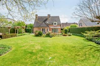 Deze lichtrijke en perfect onderhouden villa in Wetteren is gelegen op een prachtig perceel van 1.271 m² en combineert charme, ruimte en een uitzonderlijke woonkwaliteit. De woning, gebouwd in 1998 en volledig instapklaar, biedt een bewoonbare oppervlakte van 254 m² en is afgewerkt in een warme, karaktervolle stijl.<br />Binnen geniet u van een aangename lichtinval en een doordachte indeling. De leefruimte sluit harmonieus aan op de open keuken, wat zorgt voor een open en uitnodigende sfeer. Verder beschikt de woning over een praktische berging en een inpandige garage. Op de verdieping bevinden zich vier volwaardige slaapkamers en een zolder die extra mogelijkheden biedt.<br />De tuin is prachtig aangelegd en vormt een groene oase van rust en privacy waar het heerlijk vertoeven is in elk seizoen.<br />Ook energetisch zit u hier goed, met een EPC-label B (163 kWh/m² jaar), zonnepanelen en een thuisbatterij die bijdragen aan een efficiënte energiehuishouding.<br />Tot slot is de ligging bijzonder gunstig: rustig en residentieel, maar tegelijk vlot bereikbaar dankzij de nabijheid van de autostrade en belangrijke invalswegen. Winkels, scholen en andere voorzieningen bevinden zich op korte afstand.<br />Een instapklare villa met karakter, waar comfort, uitstraling en ligging perfect samenkomen.<br />Stedenbouw in aanvraag.