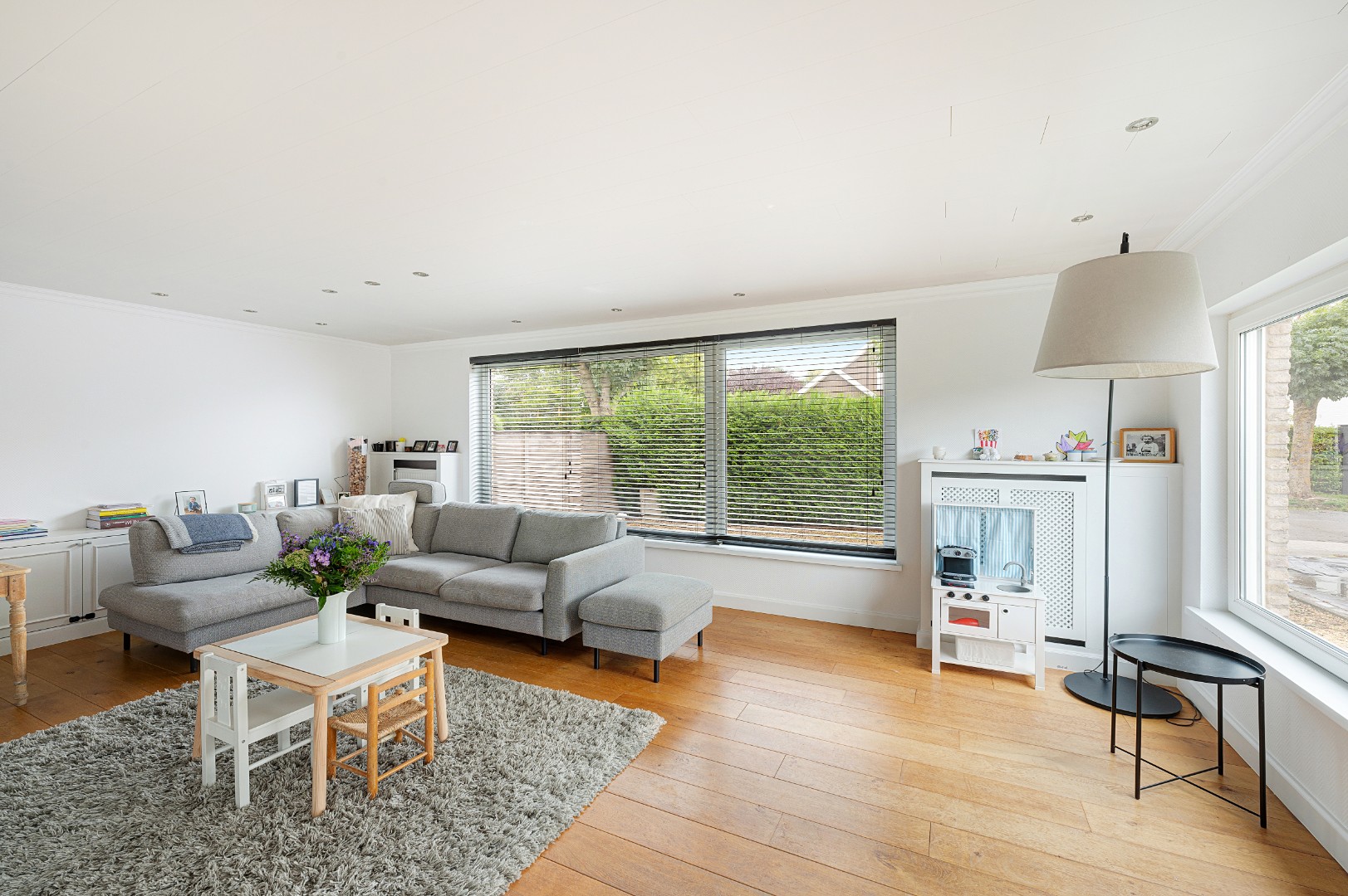 Moderne koppelvilla met grote garage/loods en groot zonneterras, volledig gerenoveerd in 2012, gelegen in een residentiële buurt ten Zuiden van de Kalvekeetdijk te Knokke-Heist. - foto 4