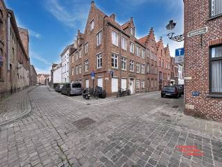 Dit charmante appartement in Brugge biedt een ideale combinatie van comfort en locatie. Het appartement biedt 1 ruime slaapkamer en een...
