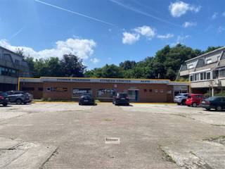 Magazijnruimte in 2 delen met een totale oppervlakte van 890 m² gelegen aan een plein met voldoende parkeergelegenheid. Voorzien van 2 nieuwe poorten...