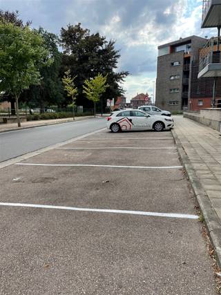 Terug 1 staanplaats te huur, gelegen op de Halmaalweg 58, ter hoogte van residentie Amadeo.  Iedere parkeerplaats is afgewerkt met belijning en...