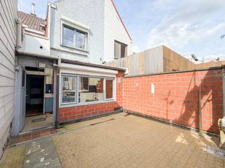 Voor wie de handen uit de mouwen wil steken of interessant als investeringseigendom: ruime tussenwoning, gunstig gelegen vlakbij centrum, station en scholen, perfect om te toveren tot luchtige gezinswoning of toffe stadswoning. <br />Indeling: <br />GELIJKVLOERS: inkomhal, zitplaats, eetplaat met open keuken, wasplaats/veranda, grote inpandige garage, apart toilet, zonnig terras/binnenkoer met praktische berging,<br />VERDIEPING: nachthal, 3 slaapkamers en badkamer<br />ZOLDERVERDIEPING: bereikbaar met een vaste trap, een grote extra hobbyruimte of berging<br /><br />Met een bewoonbare oppervlakte van 211 m² en een interessante aankoopprijs van 149.000 euro, biedt deze woning het perfecte potentieel voor de klusser of investeerder.