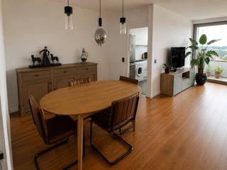 Lichtrijk 2-slaapkmer appartement! Dit charmant appartement met 2 slaapkamers is gelegen in de Timmerdonckstraat in Edegem, een toplocatie met veel parken, winkels, apothekers en scholen in de buurt. Met een gunstige epc-score B is dit een energiezuinige keuze. Het appartement verwelkomt u in de inkomhal (veiligheidsdeur) met berging en gastentoilet. Dan komen we in de ruime woonkamer voorzien van een grote raampartij die zorgt voor veel natuurlijk licht en toegang biedt tot een heerlijk ruim balkon. Het uitzicht is fantastisch! De moderne keuken, voorzien van kastenwand, inductieplaat van AEG, oven van SMEG, ijskast met vriesvak. In het gebouw heeft u eveneens een ruime privé kelder. Tevens is er de mogelijkheid om een grote parkeerplaats bij aan te kopen aan 22.000 €. Gemeenschappelijk kosten : 275 € incl lift, water, verwarming, onderhoud tuin, syndicus, garage+poort (behalve privé verbruik elek). Elektrische keuring conform.
