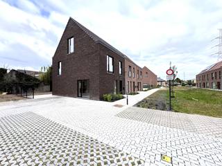<strong>Ligging</strong><br />Deze <strong>energiezuinige halfopen BEN-woning</strong> is gelegen in de rustige woonwijk De Weverie in Deerlijk. Je woont er in een groene en kindvriendelijke omgeving, op fietsafstand van winkels, scholen en andere dagelijkse voorzieningen. Dankzij de nabijheid van de E17 en een bushalte geniet je bovendien van een vlotte bereikbaarheid.<br /><br /><strong>Indeling</strong><br />Met <strong>een ruime bewoonbare oppervlakte van 176,84 m² </strong>biedt deze woning bijzonder veel leefruimte, verdeeld over drie volwaardige verdiepingen:<br />Gelijkvloerse verdieping: 66,50 m²<br />Eerste verdieping: 66,50 m²<br />Zolderverdieping: 43,87 m²<br />Via de inkomhal met gastentoilet kom je in de lichtrijke leefruimte met volledig ingerichte open keuken. Aansluitend bevindt zich een praktische wasplaats/berging.<br />Op de eerste verdieping bevinden zich drie ruime slaapkamers, een berging, een apart toilet en een badkamer uitgerust met een douche, ligbad en dubbele lavabo.<br />De zolderverdieping is bereikbaar via een vaste trap en biedt een zeer ruime vierde slaapkamer met mogelijkheid tot het inrichten van een dressing, hobbyruimte of thuiskantoor.<br />Buiten geniet je van een gezellige stadstuin met een geïsoleerde tuinberging. Daarnaast beschikt de woning over een private parkeerplaats en zijn er tal van openbare parkeerplaatsen in de onmiddellijke omgeving. De woning wordt bovendien volledig geschilderd opgeleverd en is voorzien van raamverduistering, ingezaaid gras en een haag als tuinafsluiting.<br /><br /><strong>Technisch</strong><br />Deze <strong>BEN-woning </strong>werd volledig ontworpen met duurzaamheid als uitgangspunt en behaalt een uitstekend E-peil van E5. Verwarmen én passief koelen gebeuren via een geothermische warmtepomp met vloerverwarming. De woning is voorzien van <strong>zonnepanelen </strong>wat resulteert in een laag verbruik. <br /><br /><strong>Troeven</strong>
<ul>
	<li>Ruime bewoonbare oppervlakte van 176,84 m²</li>
	<li>66,50 m² gelijkvloers + 66,50 m² eerste verdieping + 43,87 m² zolder</li>
	<li>Geothermische warmtepomp met vloerverwarming en passieve koeling</li>
	<li>4 volwaardige slaapkamers</li>
	<li>Instapklaar en volledig afgewerkt</li>
	<li>Private parkeerplaats</li>
	<li>Beschikbaar vanaf <strong>01/09/2026</strong></li>
</ul>
<br /><strong>Contact</strong><br />Interesse? Neem gerust contact op met Cedrik via cedrik@real-immo.be.
