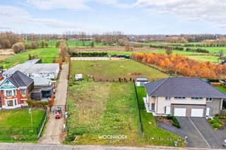 <p>Ben je op zoek naar een centraal, gelegen bouwgrond voor een nieuwbouw BEN-woning met zicht op velden op een toplocatie te Lokeren-Lochristi? Dan is deze bouwgrond zeker een bezoek waard.<br />De bouwgrond heeft een ideale ligging in de driehoek Gent-Antwerpen- Brussel en een grote grondoppervlakte van 659m². Er is geen bouwverplichting! Lot 2 is reeds verkocht.<br /> </p><hr /><p><br />NOTA: De 3D-foto's geven een illustratie van een mogelijke indeling en afwerking.</p><hr /><p><br />Extra's:<br />- Toplocatie met goede verbindingsmogelijkheden N70/E17/E34 (Gent-Antwerpen)<br />- Groot perceel grond (659m²)<br />- Zicht op velden<br />- Bouwen met inpandige garage mogelijk<br />- Mogelijkheid tot bouwen 15m diepte en 7m breedte</p><hr /><p><br />Interesse in wat deze residentiële bouwgrond te bieden heeft? Neem dan snel contact op via 09 310 77 07 of info@woonhoekvastgoed.be.</p>